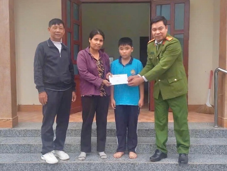 Công an phường Nguyễn Trãi: Lan tỏa yêu thương qua chương trình “Nâng bước em đến trường”